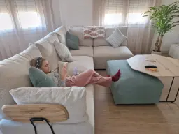 LEYENDO EN MI SOFA TESEO