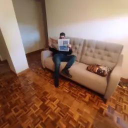 Disfrutando de mi sofá