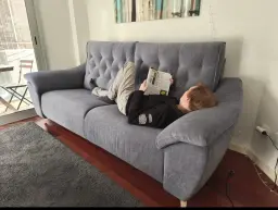 Disfrutando de mi sofa