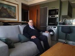 DESCANSANDO EN EL NUEVO SOFA AMBIENTADO