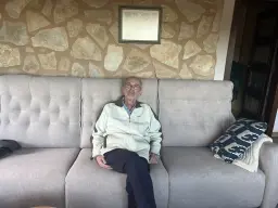 Mi esposo en el maravilloso sofá