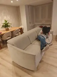 OCUPANDO EL SOFA DE MIS ABUELOS