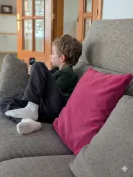 Mi nieto en el nuevo sofá
