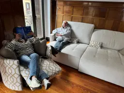 Disfrutando en los sofás de fama en pareja