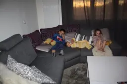 Biberons sur canapé