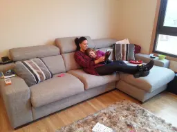 Leyendo en el sofá