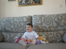 JUGANDO EN EL SOFA