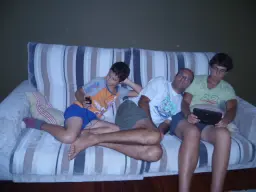 Sofá para todas las generaciones(T.V-móvil-notebook)