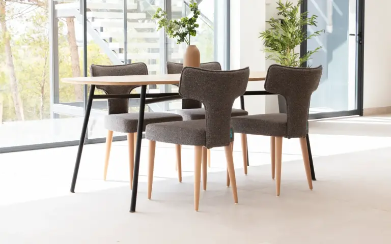 Table à manger Minos avec plateau en bois et pied en métal