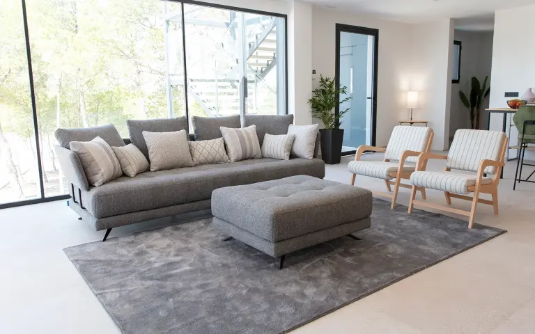 Greca et Maori sont des tissus d'ameublement jacquard caractérisés par leurs motifs géométriques et leurs tons doux. 