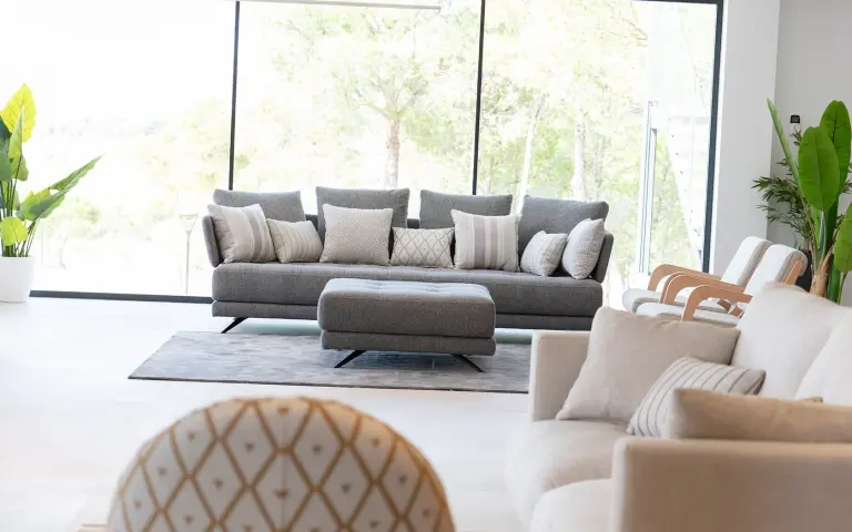 Greca et Maori sont des tissus d'ameublement jacquard caractérisés par leurs motifs géométriques et leurs tons doux. 