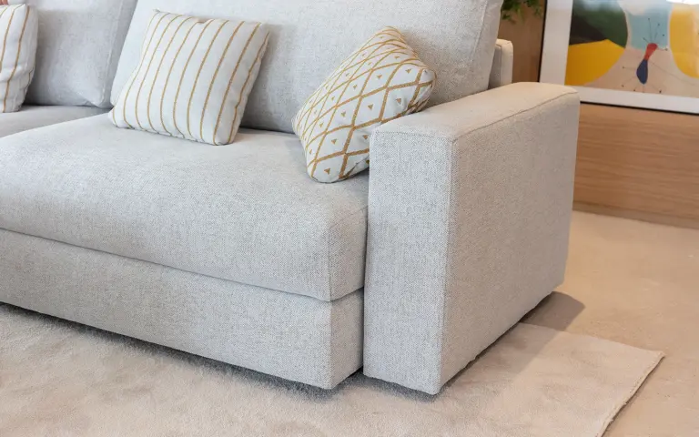 Salvia ist eine Polsterung mit einem Farbschema, das sich an der Natur orientiert und aus neutralen, warmen und kühlen Farben besteht. Mit seiner natürlichen Textur bringt er Eleganz in jeden Raum. 