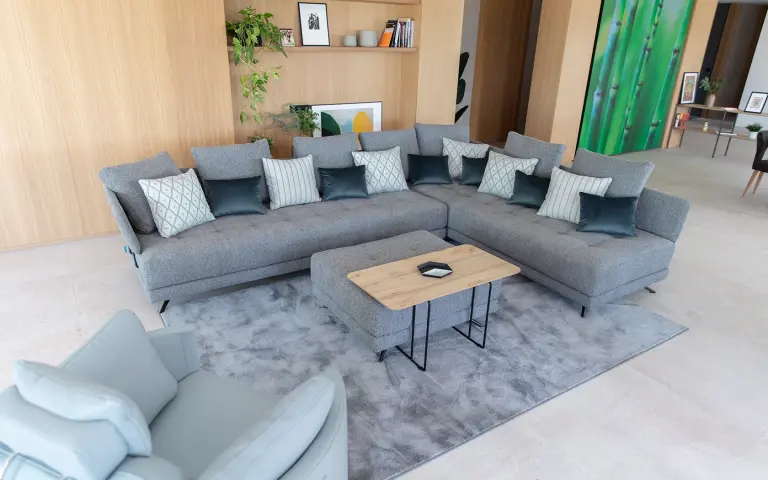 Syke est un tissu chenille 100 % polyester, au toucher très agréable et d'une très belle apparence. Son design aux couleurs neutres en fait le choix idéal pour tout type de décoration.