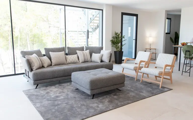 Syke est un tissu chenille 100 % polyester, au toucher très agréable et d'une très belle apparence. Son design aux couleurs neutres en fait le choix idéal pour tout type de décoration.