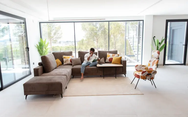 Fourmi est notre fauteuil design articulé et multifonctionnel avec un système de dossier et d'appui-tête adaptable.