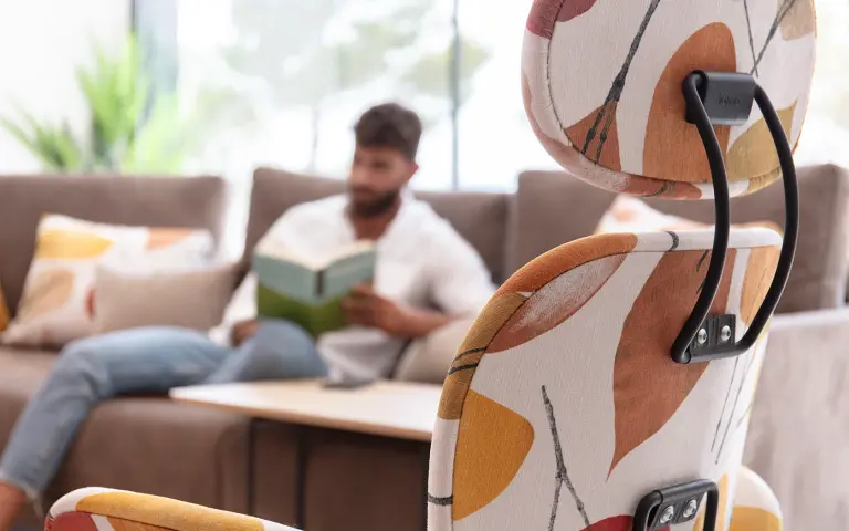 Fourmi est notre fauteuil design articulé et multifonctionnel avec un système de dossier et d'appui-tête adaptable.