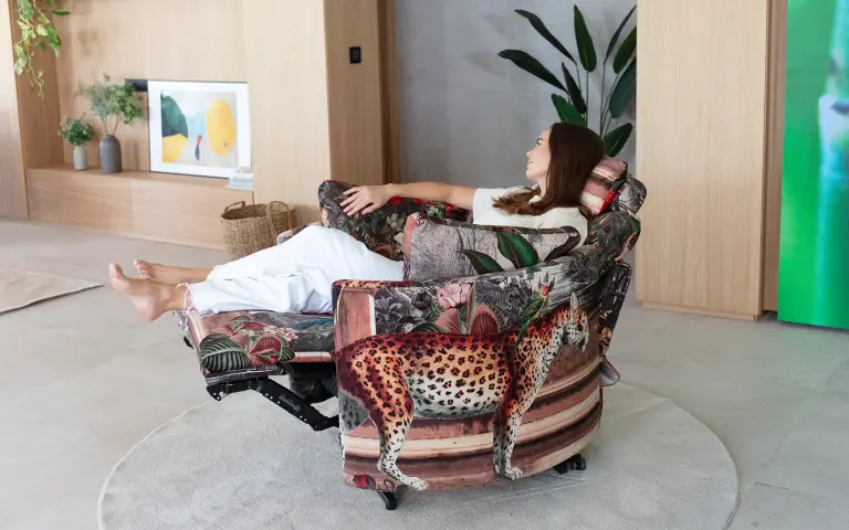 Fauteuil relaxant dont personne ne dira qu'il cache l'utilité de soulever l'utilisateur avec le système Powerlift. 