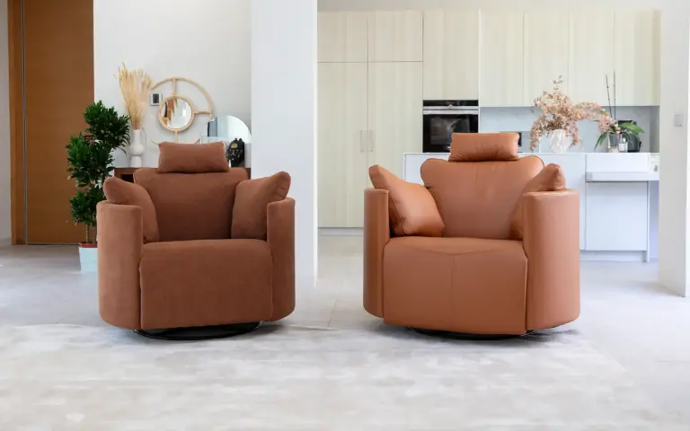 Fauteuil relax Moonrise Big de Fama Sofás en cuir marron, un modèle de grande taille au design enveloppant, idéal pour les personnes grandes et corpulentes.
