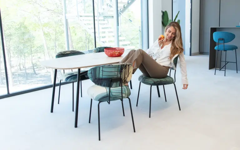 Table à manger Minos avec plateau en bois et pied en métal