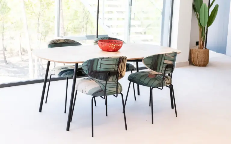 Table à manger Minos avec plateau en bois et pied en métal