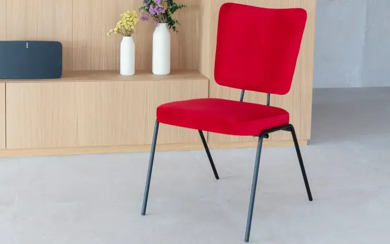 Nemesis chaise empilable tapissée