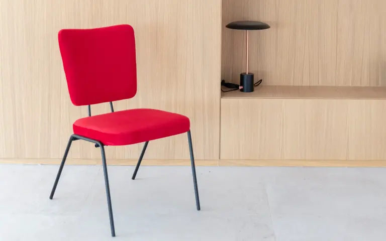 Nemesis chaise empilable tapissée