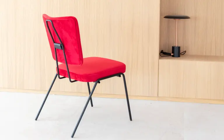 Nemesis chaise empilable tapissée