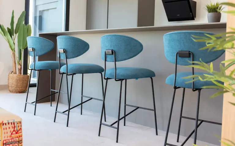 Tabouret Nereida design bleu avec pieds en tige métallique
