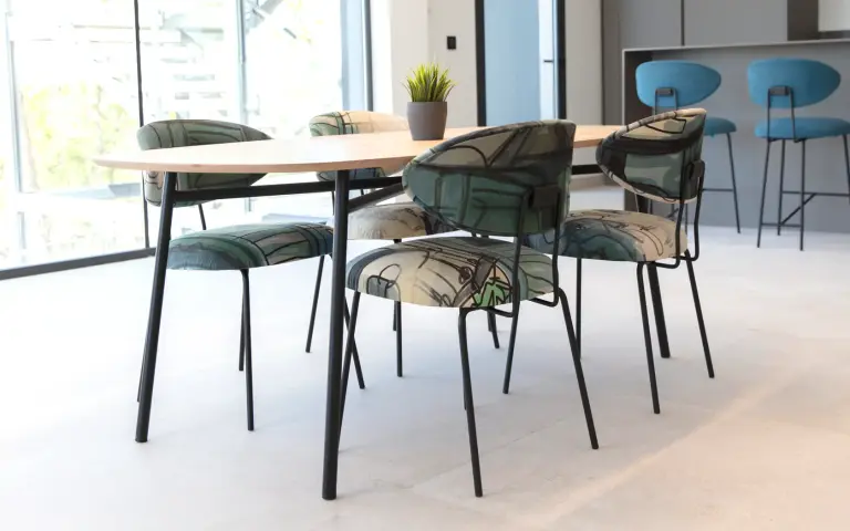 Chaise Nereida design imprimé Mariscal avec pieds en tige métallique