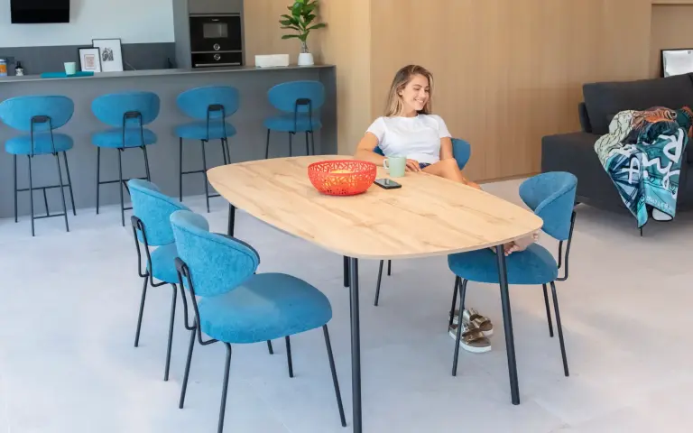 Chaise Nereida design avec pieds en tige métallique