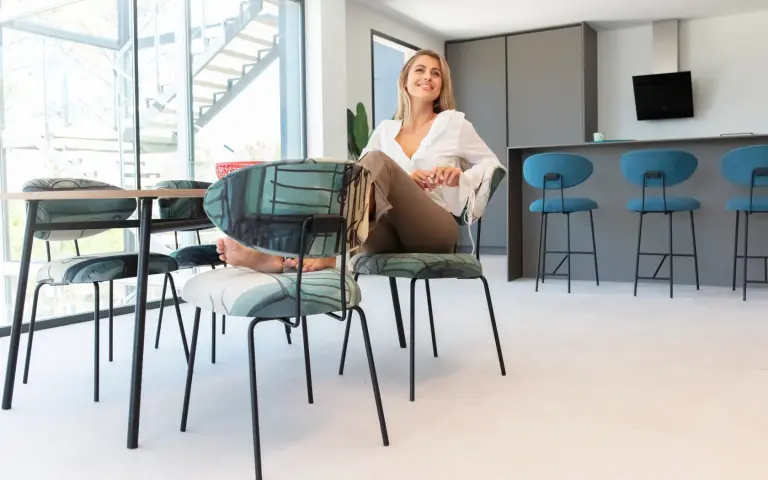 Chaise Nereida design imprimé Mariscal avec pieds en tige métallique