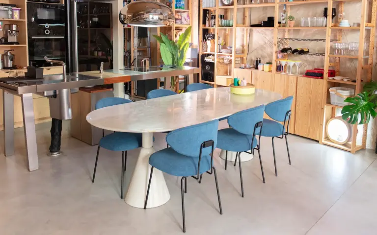 Chaise Nereida design avec pieds en tige métallique