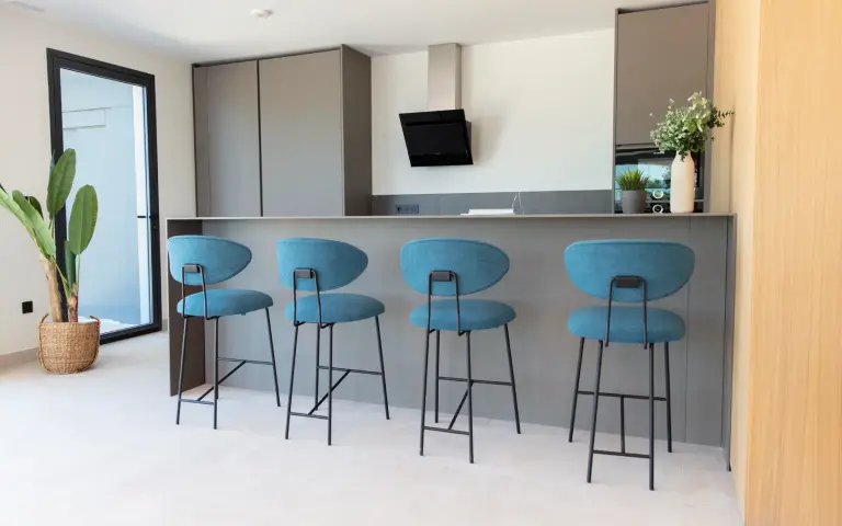 Tabouret Nereida design bleu avec pieds en tige métallique