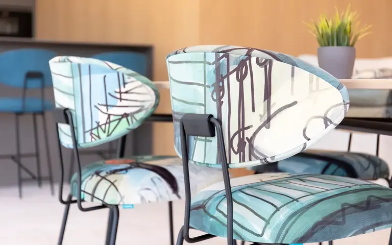 Chaise Nereida design imprimé Mariscal avec pieds en tige métallique