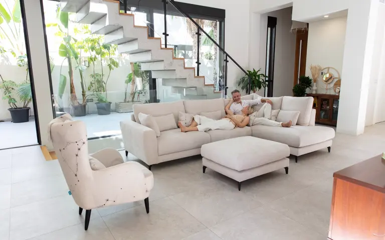 Canapé avec le tissu Astral, un textile décoratif et confortable appliqué sur le canapé et les coussins dans un salon moderne.