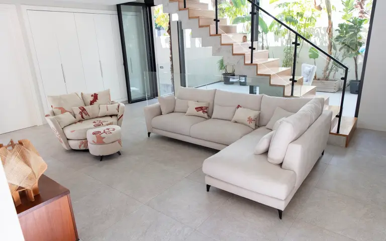 Détail d’un canapé Fama tapissé avec le tissu Astral, un textile résistant de haute qualité à la texture douce et à l’apparence sophistiquée.